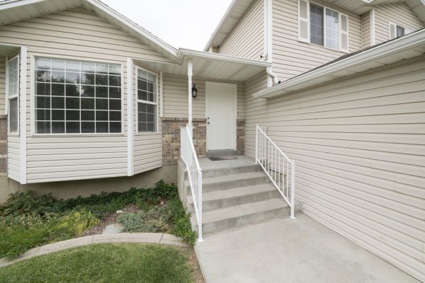 Cost of White Vinyl Siding Replacement in Sterling